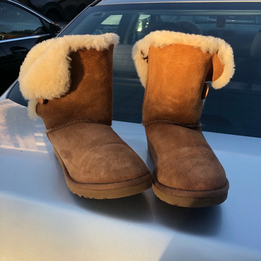 Women’s size 9 bailey button short chestnut uggs